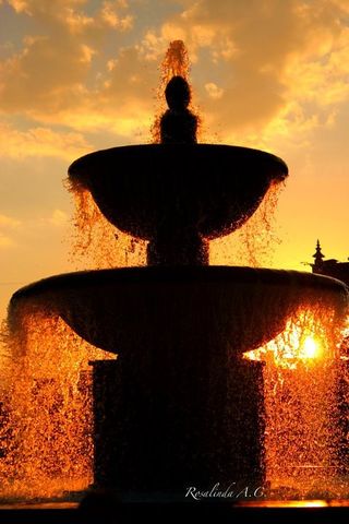 FUENTE ILUMINADA POR LOS RAYOS DEL SOL