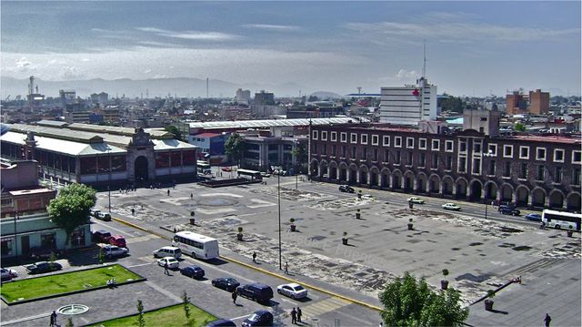 LA PLAZA ÁNGEL MARÍA GARIBAY Y EL COSMOVITRAL DESDE LA TORRE DEL TEMPLO DEL CARMEN