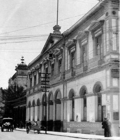 Palacio Municipal de la Ciudad de Toluca sede del Ayuntamiento, el palacio municipal fue construido en 1871 por el arquitecto Ramón Rodríguez Arangoity en terrenos del cementerio de los españoles, que formaban parte del convento franciscano, esta foto cor